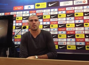 Valdés-delante-del-microfono.jpg