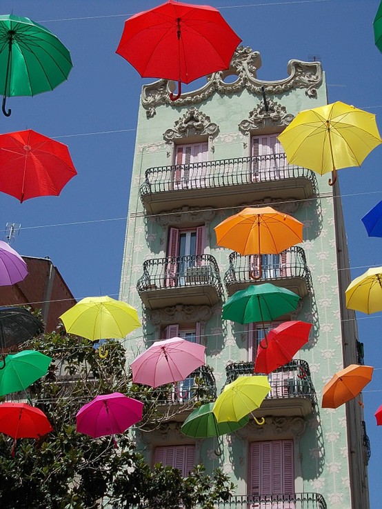 paraguas-de-colores-hacia-el-cielo.jpg