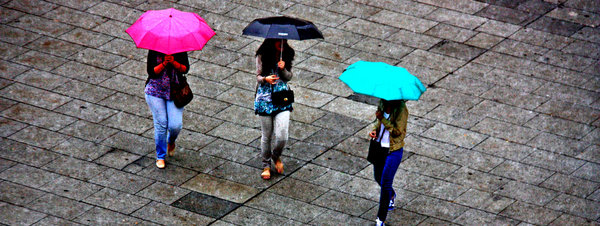 tres-jovenes-bajo-la-lluvia.jpg