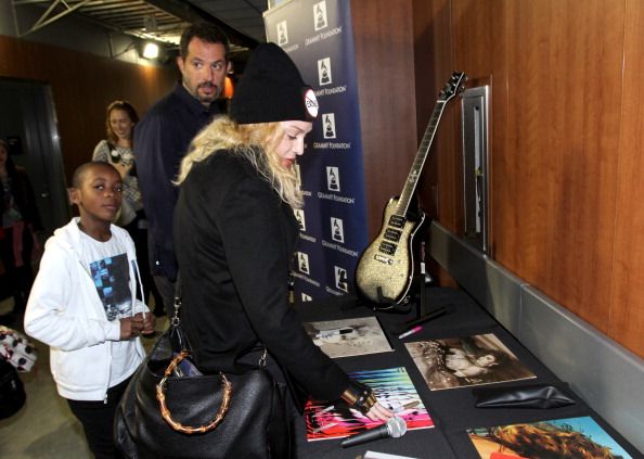 20140126-pictures-madonna-grammy-charities-signing-01.jpg