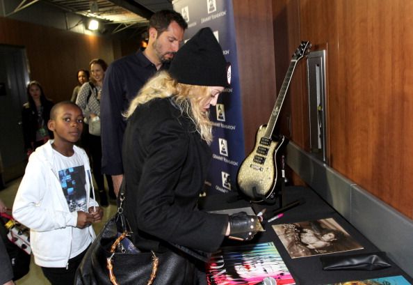 20140126-pictures-madonna-grammy-charities-signing-02.jpg