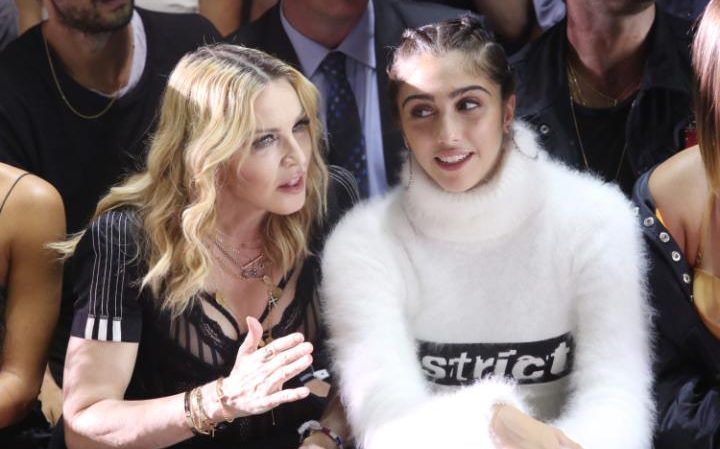 20160911-media-madonna-alexander-wang-fashion-show-04.jpg