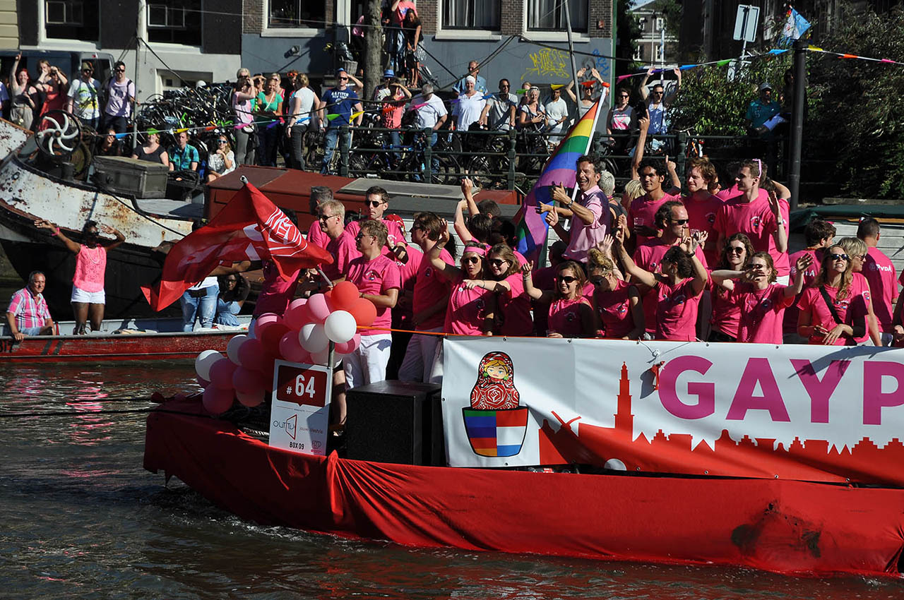 Amsterdam_Amszterdam_Pride_melegfelvonulas_csonak_PvdA_Munkaspart_part_reszvetel_Jeroen_Dijsselbloem.jpg