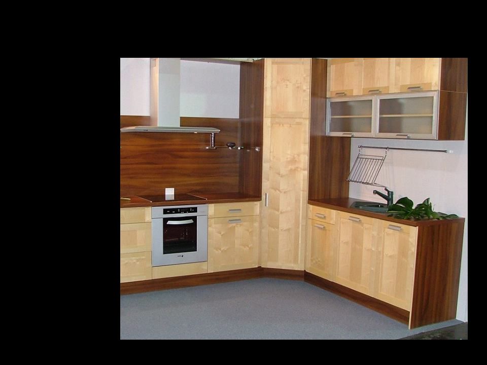 Spájz a konyhában megoldható a sarok szekrény 90x90cm beléphető spájzot rejt magában ahová minden elfér.