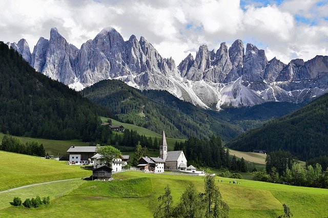 dolomites-4342572_640.jpg