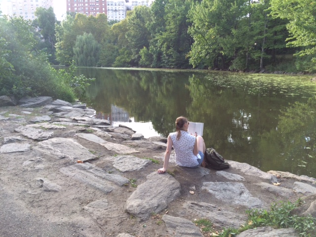 kissé kényelmetlen tartásban olvasó lány, Central Park
