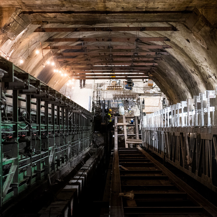 A nyári hőségben sem lassul az M3-as metró felújítása: elkezdték az új mozgólépcsők beépítését