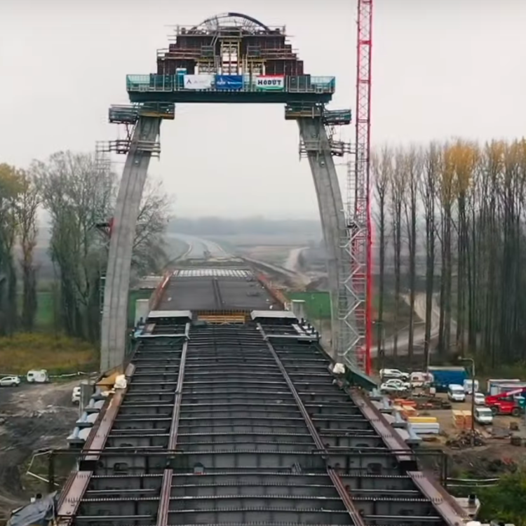 Már látszik a különleges ekhósszekér alakú új Tisza-híd alakja – videó az építkezésről