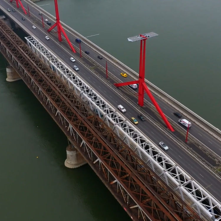 Videó: precíz manőverezéssel került a helyére ez a 451 tonnás acélhídelem