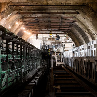 A nyári hőségben sem lassul az M3-as metró felújítása: elkezdték az új mozgólépcsők beépítését