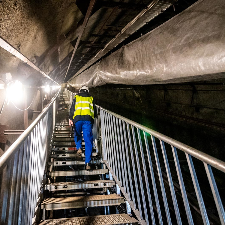A Ferenciek terén már minden mozgólépcsőt elbontottak - így halad a metrófelújítás a föld alatt
