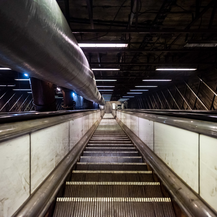 M3-as metró: gépóriásokat szállítanak darabokban a föld alatt