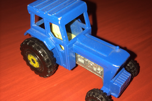 Könnybarázdát húz a kis kék traktor