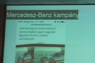 Kőműves dekoltázsba rejtett helyesírás