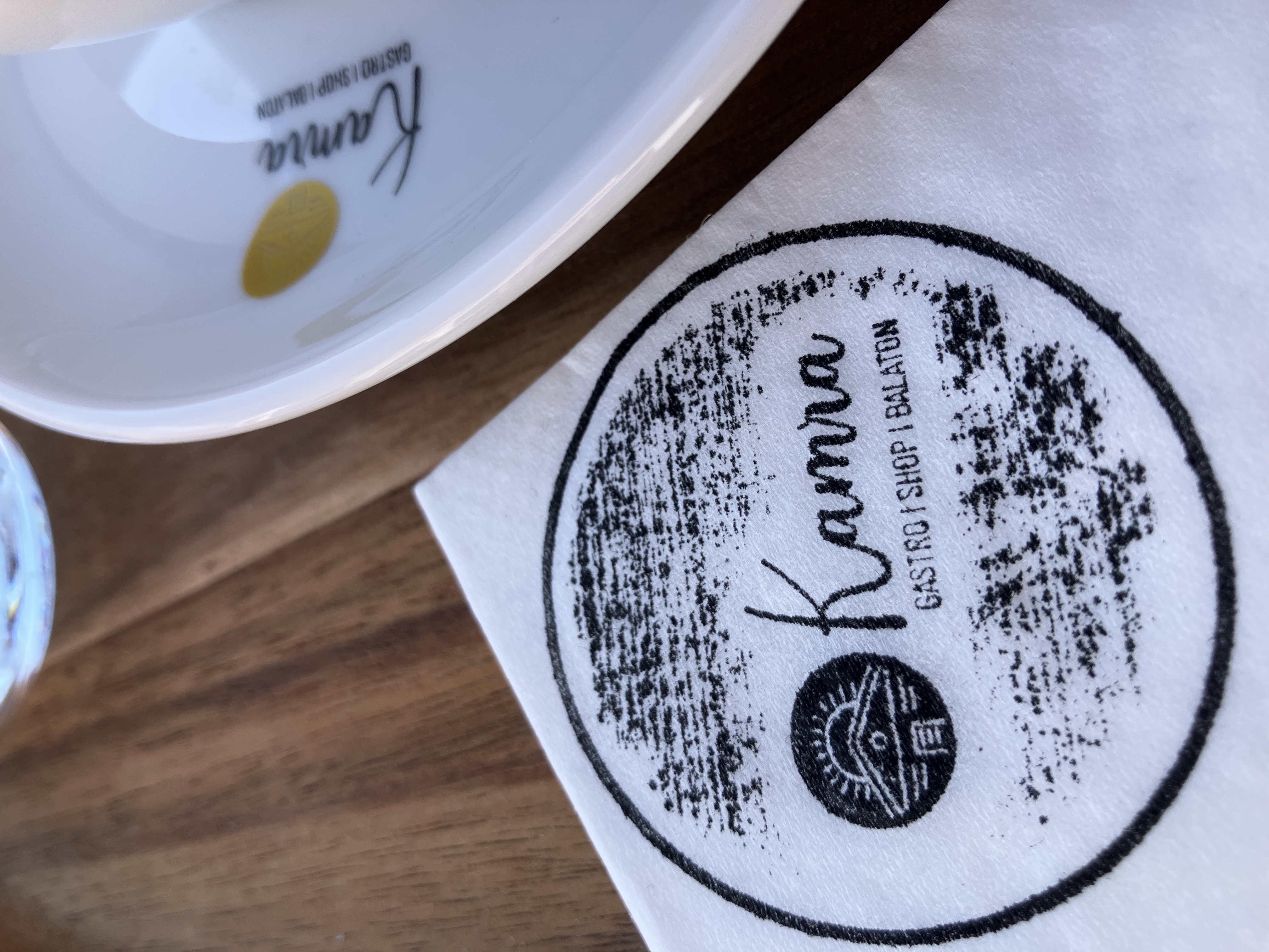 Mindenhol oké a branding, egységes az arculat.