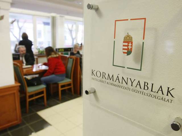 A választott tisztségviselők azt tesznek, amit akarnak, a közszolgát meg kirúgják, ha netán egyszer jól leissza magát?