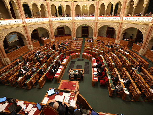 Ez már nagyon kínos: a kormány fél éve nem tesz eleget törvényes kötelezettségének