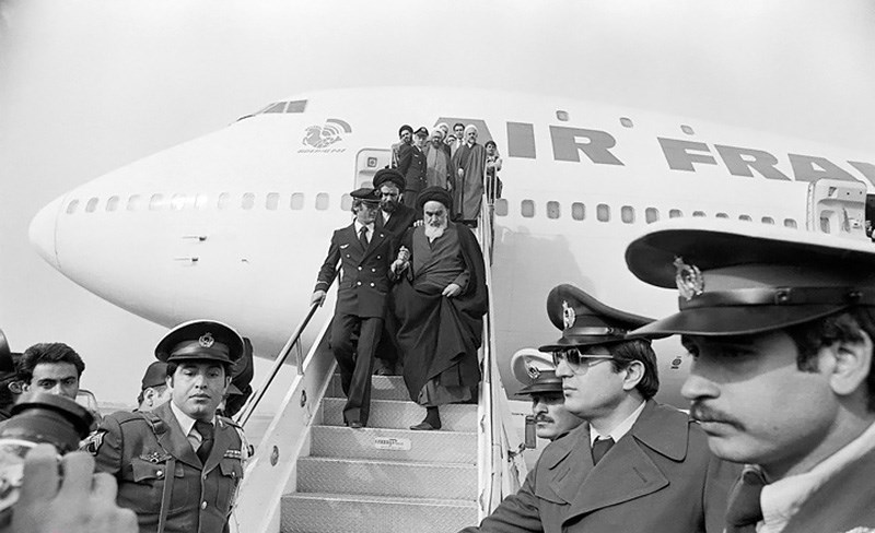 Khomeini megérkezik.