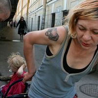 Irina Popova felkavaró fotói egy drogfüggő család mindennapjairól (18+)