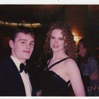 Egy újabb fotóalbum került elő, melyen Hollywood legnagyobb sztárjaival pózol egy ismeretlen férfi