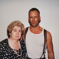 Egy belgiumi használtruhaboltban egy fotóalbumra bukkantak, melyen Hollywood legnagyobb sztárjaival pózol egy ismeretlen nő