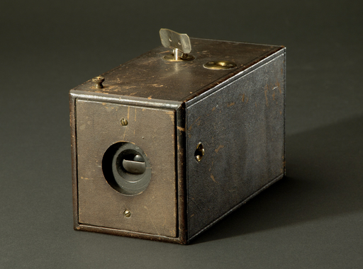 Pontosan 130 éve mutatták be az első KODAK fényképezőgépet (1888. szeptember 4.)