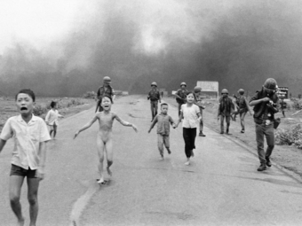 Megrázó videó került elő a Pulitzer-díjas fotó készítésének pillanatairól (18+)