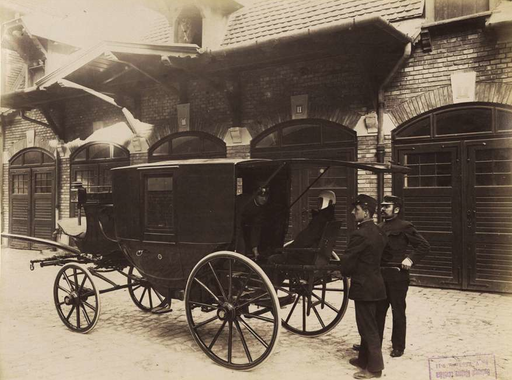 Klösz György: Budapesti mentőkocsik (1896)