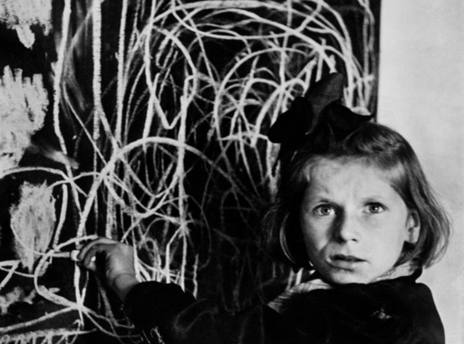 Kép-kockák #25 - A leghíresebb lengyel gyerekfotó története - David ’Chim’ Seymour: Tereska lerajzolja az otthonát (1948)