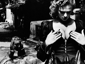20 éve jelent meg a XX. század legnagyobb méretű és egyik legdrágább fotóalbuma: Helmut Newton: SUMO