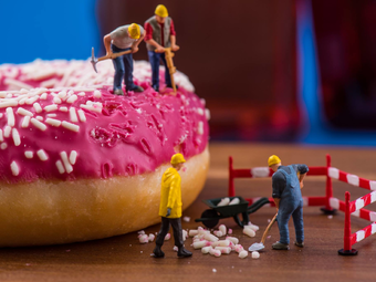Egy magyar gasztrofotós miniatűr figurákkal készült humoros képei