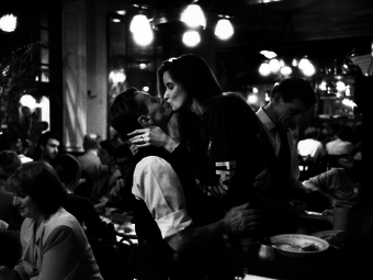Peter Turnley: Francia csók – Szerelmespárok Párizs utcáin