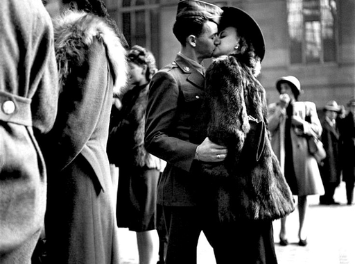 Alfred Eisenstaedt: Búcsúzkodó szerelmesek (1943)