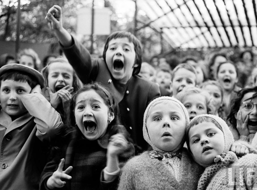 Kép-kockák #18 – Alfred Eisenstaedt: Gyerekek a bábszínházban (1963)
