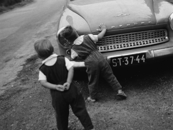 Mit kívánunk a helyes gyerekfényképezéstől? (Reismann Marian: Gyerekfényképezés (1956) részletek)