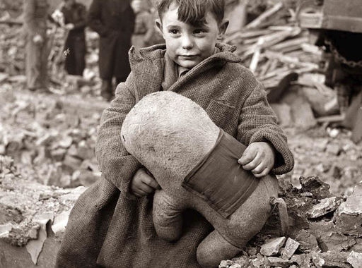 Toni Frissell: Elárvult kisfiú ül otthona romjain (1945)