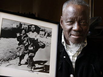 Elhunyt Sam Nzima (1934-2018), akinek felkavaró képét a Time magazin a világ 100 legnagyobb hatású fotói közé válogatta