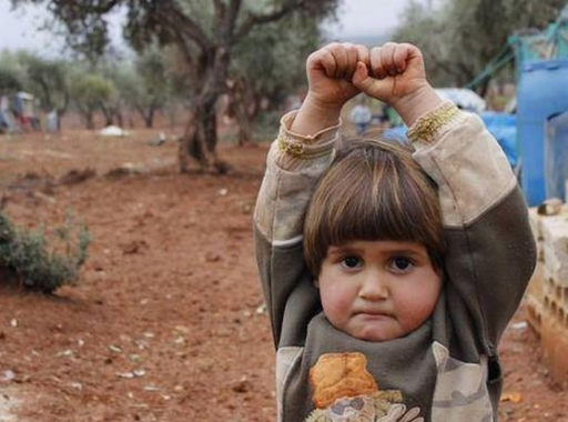 Szívszorító fotó a szíriai kislányról, aki fegyvernek nézte a teleobjektívet