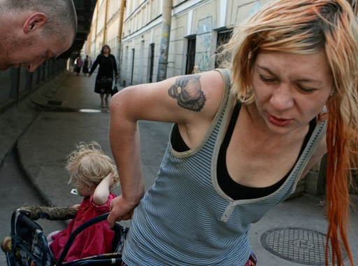 Irina Popova felkavaró fotói egy drogfüggő család mindennapjairól (18+)