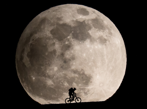 Ember a Holdon – egy svájci fotós újraalkotta az E.T. híres jelenetét