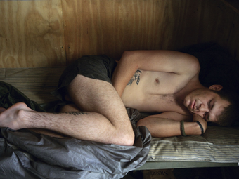 Tim Hetherington: Alvó katonák (2008)