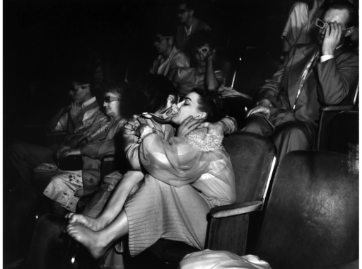 Weegee: Szerelmesek a moziban, c. 1940