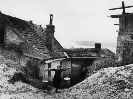 A hét fotója  #243 -  André Kertész: Vízhordó leány, Esztergom, 1918. április