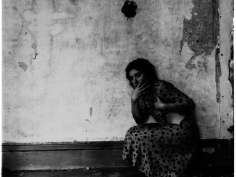 A HÉT FOTÓSA: Francesca Woodman - Válogatás a 22 évet élt világhírű fotográfus aktfelvételeiből (18+)