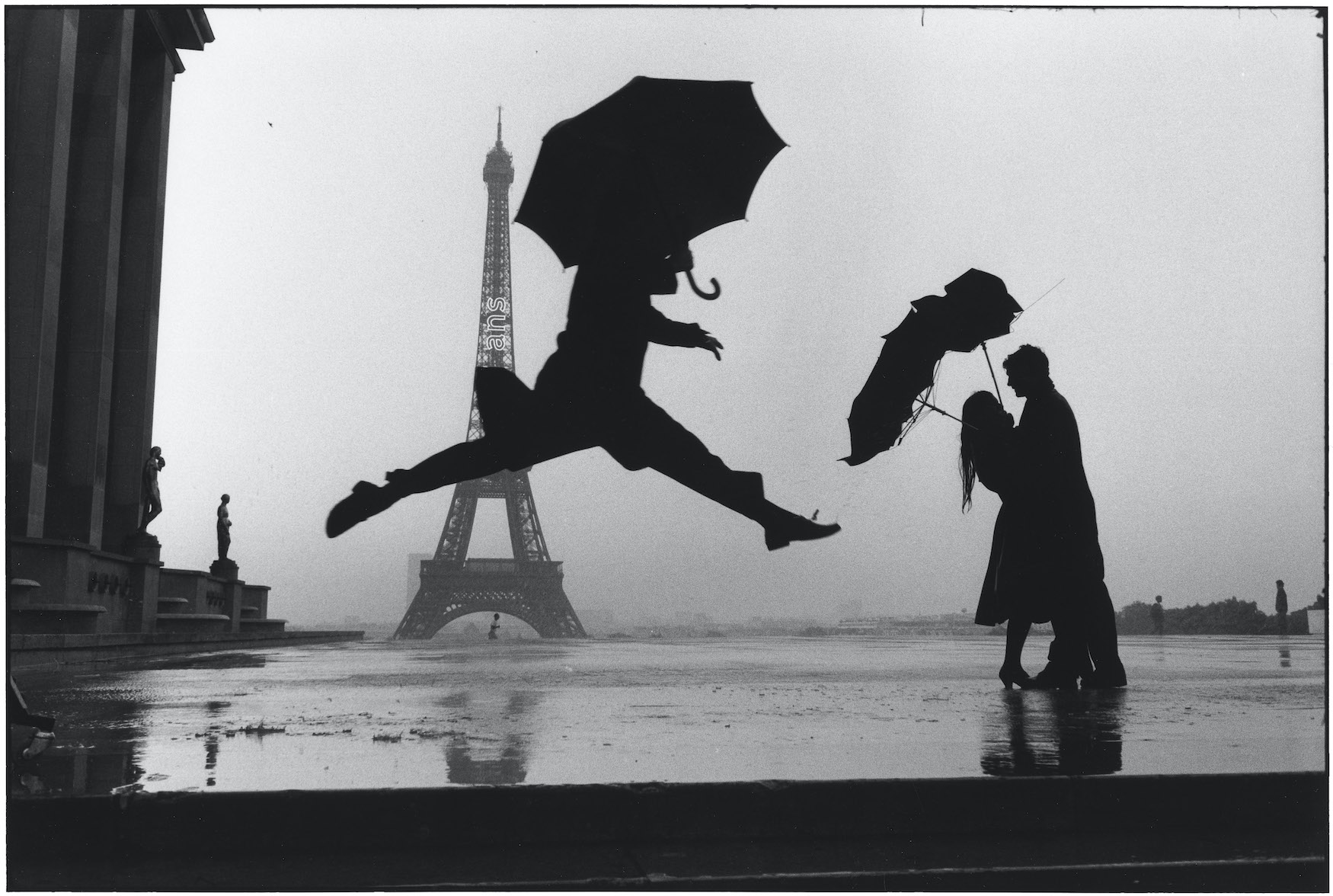 Fotó: Elliott Erwitt: Eiffel Tower 100th anniversary, Paris, France, 1989<br />© Elliott Erwitt/MAGNUM PHOTOS, Leica Hall of Fame Award 2023, Leica Gallery Wetzlar 2023