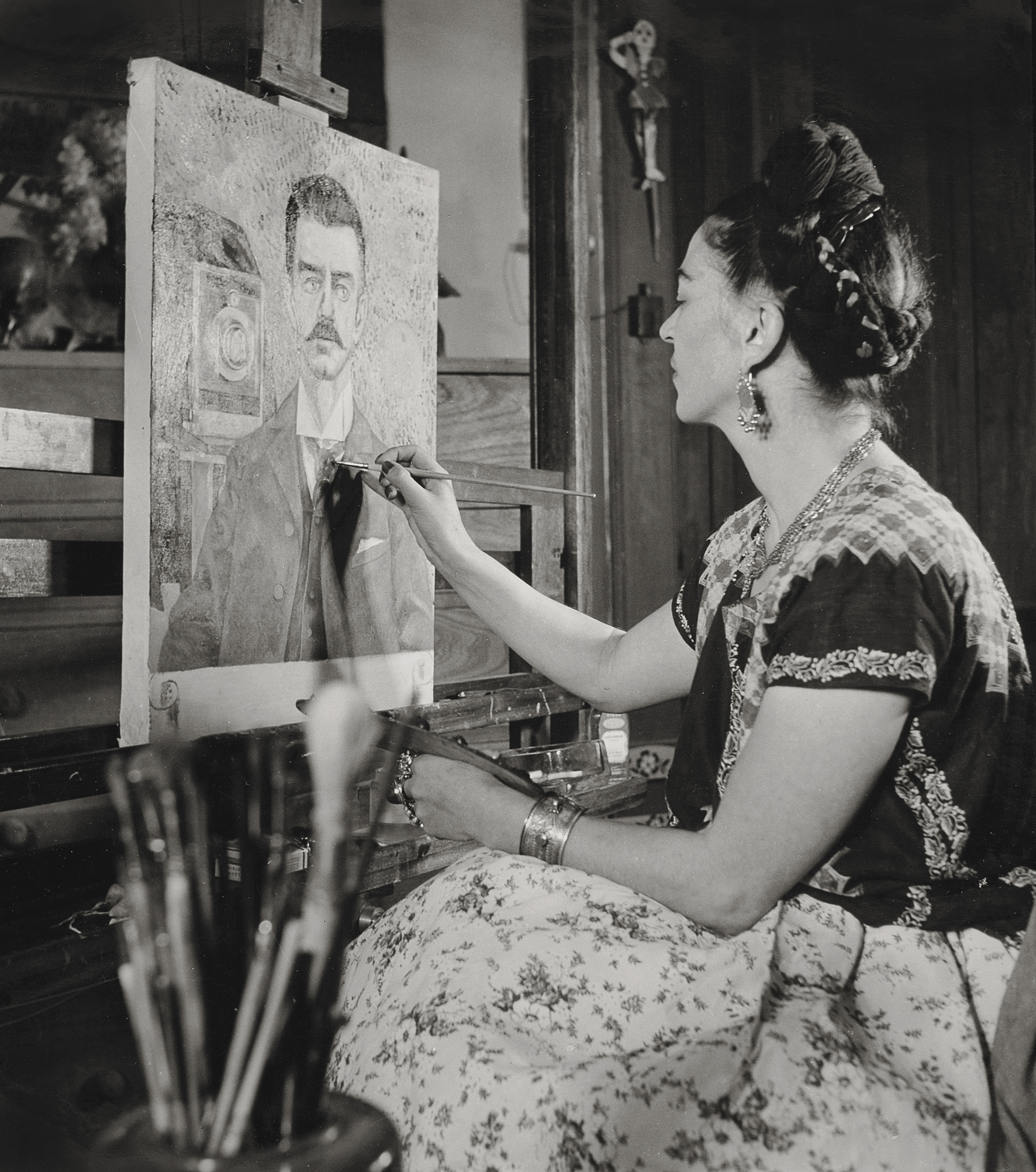 Fotó: Gisèle Freund: Frida az Apám, Guillermo Kahlo portréja festése közben, 1951<br />Diego Rivera & Frida Kahlo Archives