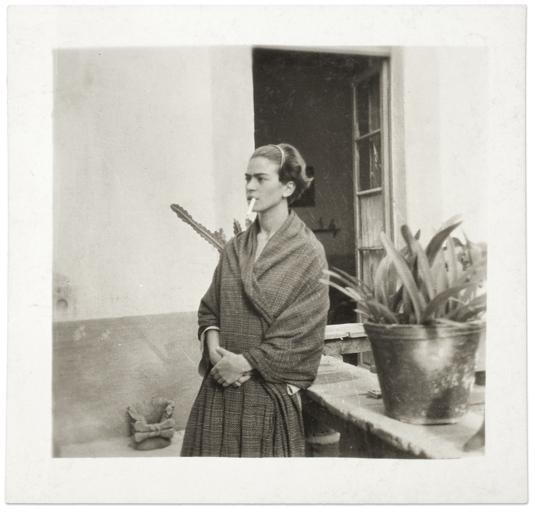 Fotó: Ismeretlen fotográfus: Frida Kahlo a Kék Házban, 1930<br />Diego Rivera & Frida Kahlo Archives