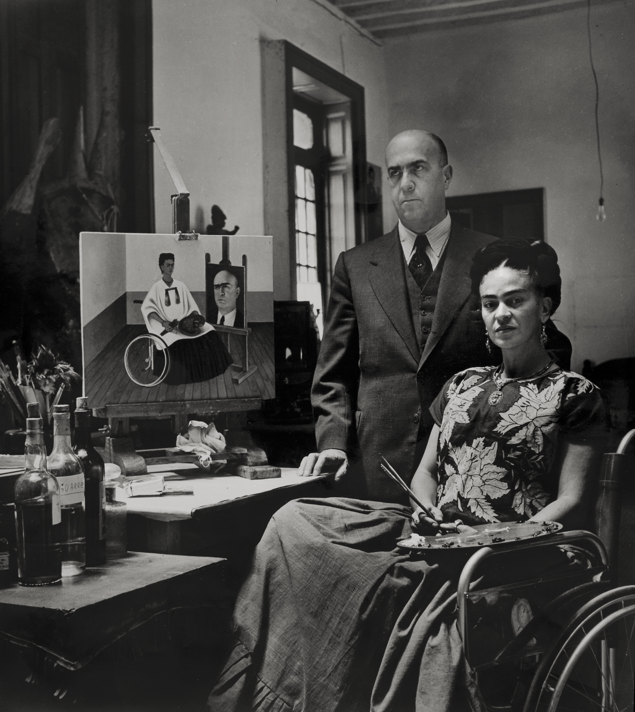 Fotó: Gisèle Freund: Frida Kahlo Juan Farill orvossal, 1951<br />Diego Rivera & Frida Kahlo Archives