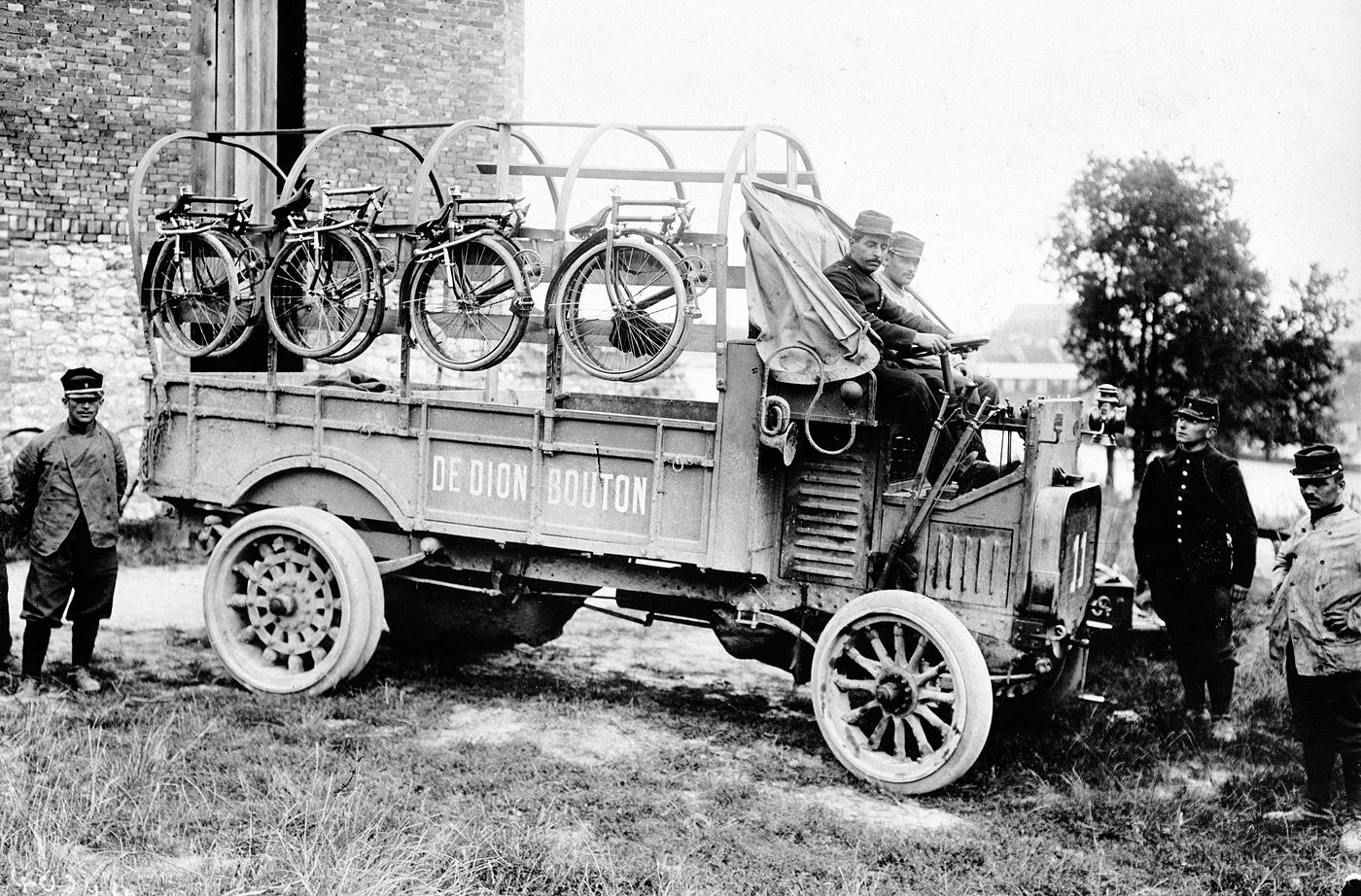 Compagnie cycliste aux grandes manœuvres, 1908.jpg