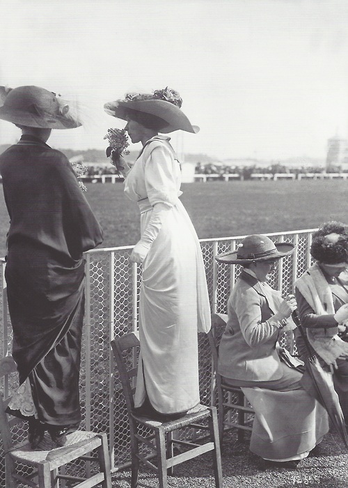 Elégantes à Longchamps, 1912.jpg
